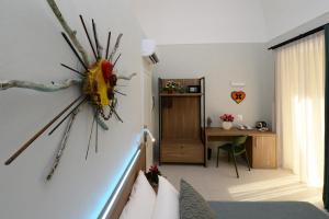 uma sala de estar com um pássaro na parede em Dimora del Cuore struttura self check in em Vieste