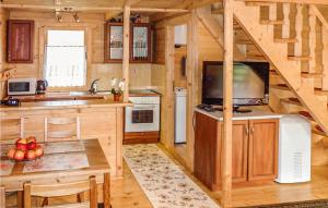 a kitchen and dining room in a log cabin at Awesome Home In Jaroslawiec With Wifi in Jarosławiec