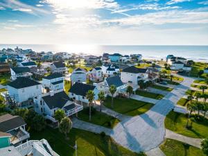 - une vue aérienne sur une ville avec des maisons et l'océan dans l'établissement Beach Mode ON!, à Galveston
