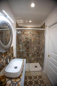 Un baño con ducha, inodoro y lavabo. en Petrarca Suite, en Palermo 22 fotos más