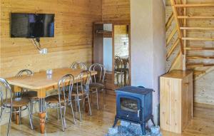 Televízia a/alebo spoločenská miestnosť v ubytovaní Two-Bedroom Holiday Home Mscice With Lake View 03