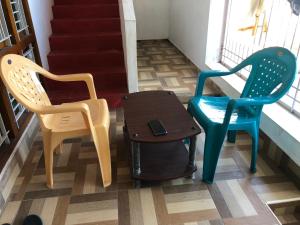 2 sillas y una mesa en el pasillo en ASP COTTAGE, en Tenkāsi
