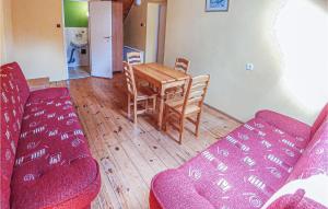 Posezení v ubytování 2 Bedroom Pet Friendly Home In Legbad