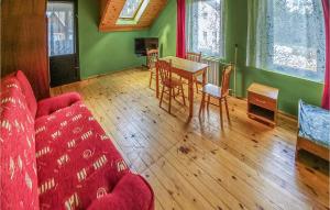 Posezení v ubytování 2 Bedroom Pet Friendly Home In Legbad