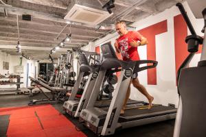 Fitness centrum a/nebo fitness zařízení v ubytování Marathon Hostel