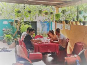 um grupo de pessoas sentadas numa mesa num restaurante em Ella Tunnel Corner Inn em Ella