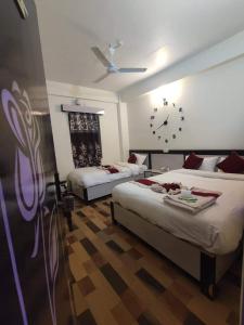 Ліжко або ліжка в номері Hotel Kajiinn