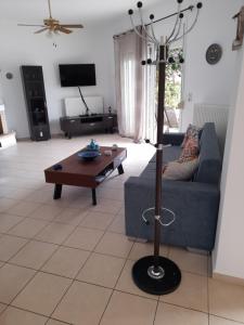 ein Wohnzimmer mit einem Sofa und einem Tisch in der Unterkunft Villa Calli in Malia