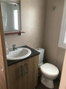 Kúpeľňa v ubytovaní MH-6 PERS-3 CH-2 SDB-lave vaisselle-lave linge - WIFI GARANTIE - grande terrasse + 19 fotografií