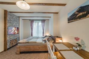 ein Schlafzimmer mit einem Bett und einem Tisch darin in der Unterkunft Privat LeNa in Ružomberok