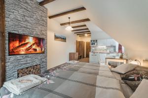ein Schlafzimmer mit einem großen Bett und einer Ziegelwand in der Unterkunft Privat LeNa in Ružomberok