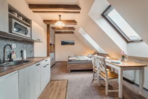 eine Küche und ein Esszimmer mit Tisch und Stühlen in der Unterkunft Privat LeNa in Ružomberok + 37 Fotos