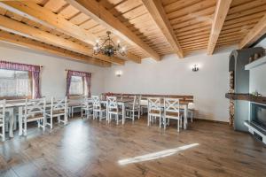 Ein Restaurant oder anderes Speiselokal in der Unterkunft Privat LeNa 