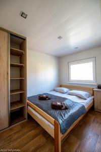 sypialnia z łóżkiem z dwoma torbami w obiekcie Wilimy, Domek Przy Stawie w mieście Biskupiec