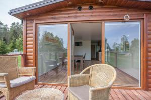 Patio alebo iná vonkajšia časť ubytovania Wilimy, Domek Przy Stawie