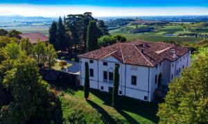 una vista aérea de una casa en una colina en Il Castello, en Barbarano Vicentino