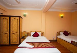 Una cama o camas en una habitación de Hotel Mudkhu Durbar