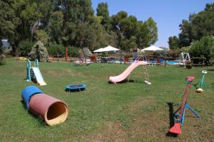 un parque con un montón de diferentes tipos de equipos de juegos en Agriturismo La Ronca, en San Vincenzo