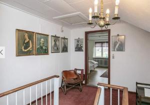 einen Flur mit Bildern an den Wänden eines Hauses in der Unterkunft Guldbjerghus apartment in Bogense
