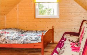 um quarto com uma cama e uma janela num camarote em 2 Bedroom Pet Friendly Home In Karwienskie Blota em Karwieńskie Błoto Pierwsze