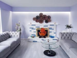 Uma área de estar em private single room in a house