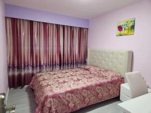 Uma cama ou camas num quarto em private single room in a house