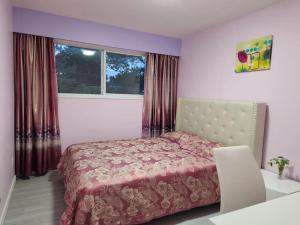 Uma cama ou camas num quarto em private single room in a house