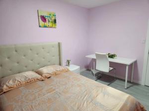 Uma cama ou camas num quarto em private single room in a house