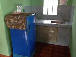 - un réfrigérateur bleu dans la cuisine avec évier dans l'établissement Sawai Home Resort, à Nathon