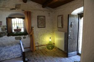 a room with a bed and a lamp and a window at B&B A Casa Di Piero in San Massimo
