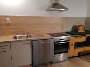 cocina con fregadero y fogones en Berghof Knabl en Arzl im Pitztal