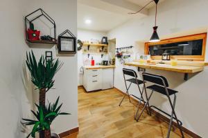eine Küche mit einer Theke und Stühlen in einem Zimmer in der Unterkunft Felusiowa Chata in Laskowa