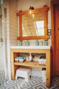 a bathroom with a sink and a mirror at Felusiowa Chata in Laskowa