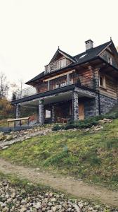 una grande casa di legno in cima a una collina di Felusiowa Chata a Laskowa