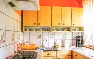 Kjøkken eller kjøkkenkrok på Stunning Home In Sobtka With Kitchen