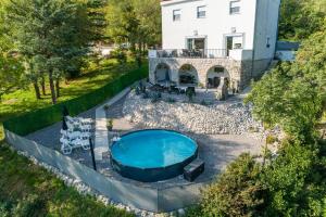 een luchtzicht op een huis met een zwembad bij Holiday house DINO in Bribir