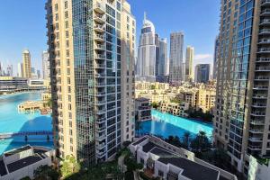 Výhled na bazén z ubytování Lovely and specious 1 bedroom in Downtown Dubai nebo okolí