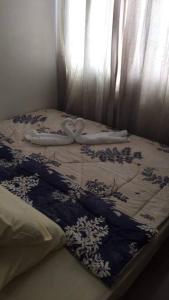 馬尼拉的住宿－Eagle's Nest - Furnished 1BR Condo w/ WIFI，床上有毯子和枕头