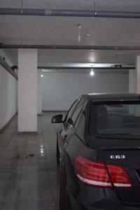 um carro estacionado numa garagem vazia em Baron Palace hotel suites em Aqaba