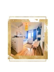een kamer met een slaapkamer met een bureau en een stoel bij Reimann's Ferienwohnungen in Emden