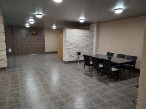 uma sala de conferências com uma mesa e cadeiras em La Defense Hotel Yerevan em Yerevan