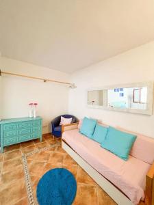 sala de estar con sofá y mesa en Ca Na Fulla. Agradable casa con jardín y piscina., en Colonia de San Pedro