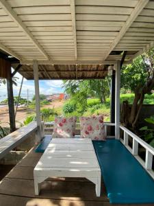 een veranda met een witte tafel en stoelen op een blauwe vloer bij Chalianglom Resort Kohlarn in Ko Larn