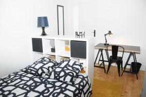 a bedroom with a bed and a desk at Grand Appartement Confort in Vichy