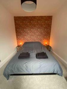 um quarto com uma cama grande com duas almofadas em 1 bed flat with parking near town centre em Emsworth