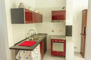 una piccola cucina con lavandino e piano cottura di Lemontree House - Minturno a Scauri