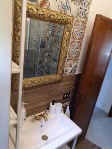 bagno con lavandino e specchio di Lemontree House - Minturno a Scauri