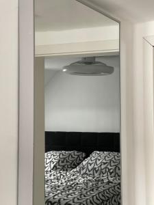 espejo reflejo de una cama en una habitación en Berg Messe DG 1Zi, K,D,B Parkplatz, W-Lan, Homeoffice, en Bergisch Gladbach