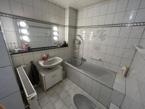 Koupelna v ubytování Parkplatz, Einzelbetten, 2 x 55 Zoll TVs, Balkon, Glasfaser Wi-Fi 1000 Mbit, Homeoffice + 20 fotografií