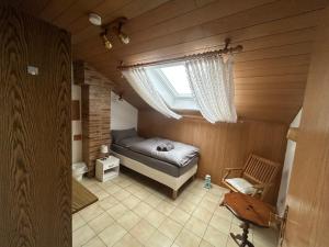 Postel nebo postele na pokoji v ubytování Parkplatz, Einzelbetten, 2 x 55 Zoll TVs, Balkon, Glasfaser Wi-Fi 1000 Mbit, Homeoffice